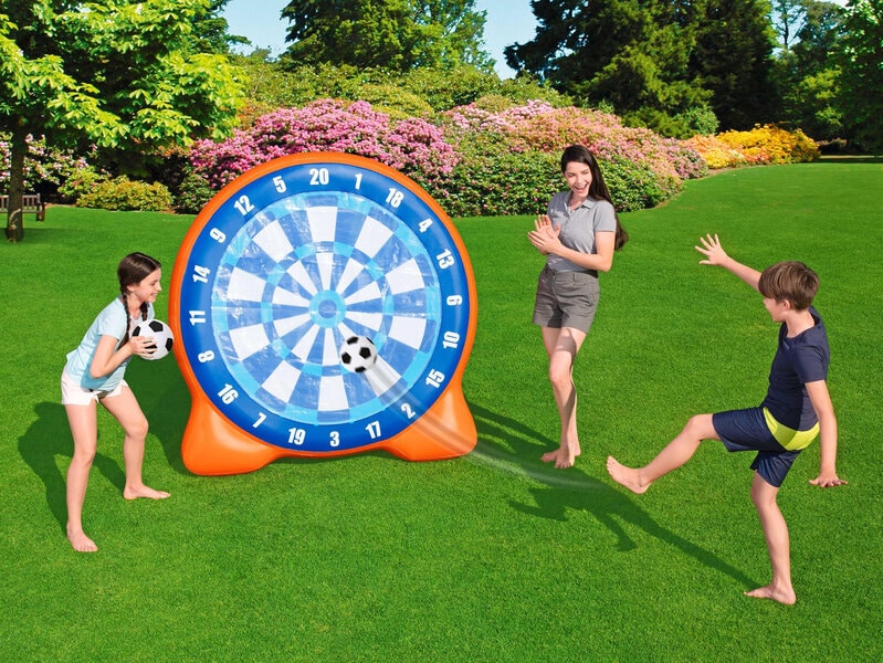 Spela fotbollsdart med dina polare i sommar! Uppblåsbart fotbollsdart, visst låter det kul? Stor, uppblåsbar dartdavla med mått 157 x 107 x 157 cm i uppblåst läge. Två uppblåsbara dartbollar som fäster på darttavlan.