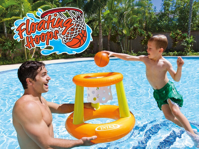 Ett basketset för lek i poolen - kan det vara något? Uppblåsbart basketset för roliga lekar i vattnet. Finns att beställa hos Coolstuff. Orange uppblåsbar ring ned- och upptill, som är sammanlänkade med ljusgröna, uppblåsbara stag. Plus en liten orange basketboll.
