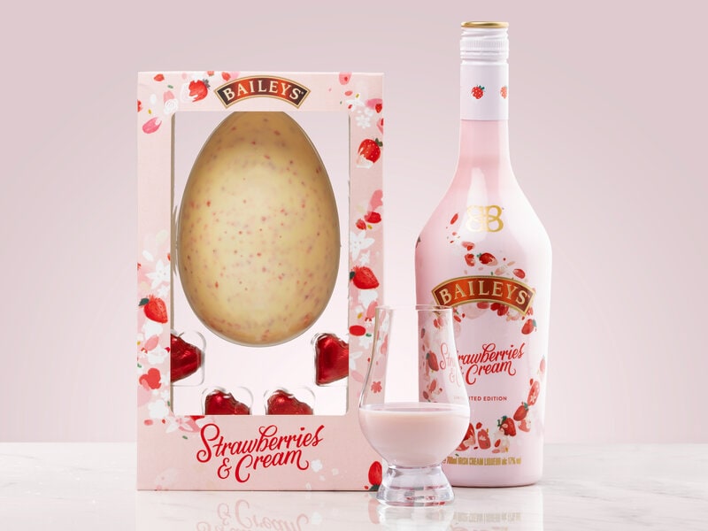 Stort, lyxigt chokladägg Baileys' Strawberries and Cream. Själva ägget är gjort i vit choklad medjordgubbssmak. Presentförpackningen innehåller också fyra stycken mjölkchokladhjärtan fyllda med Baileys-kräm.