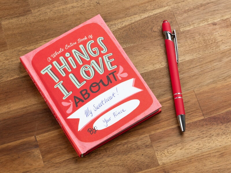 Beställ en romantisk "Things I love about you-bok" hos Coolstuff! "Fyll-i-det-bok", där du fyller i saker som du gillar hos din vän.