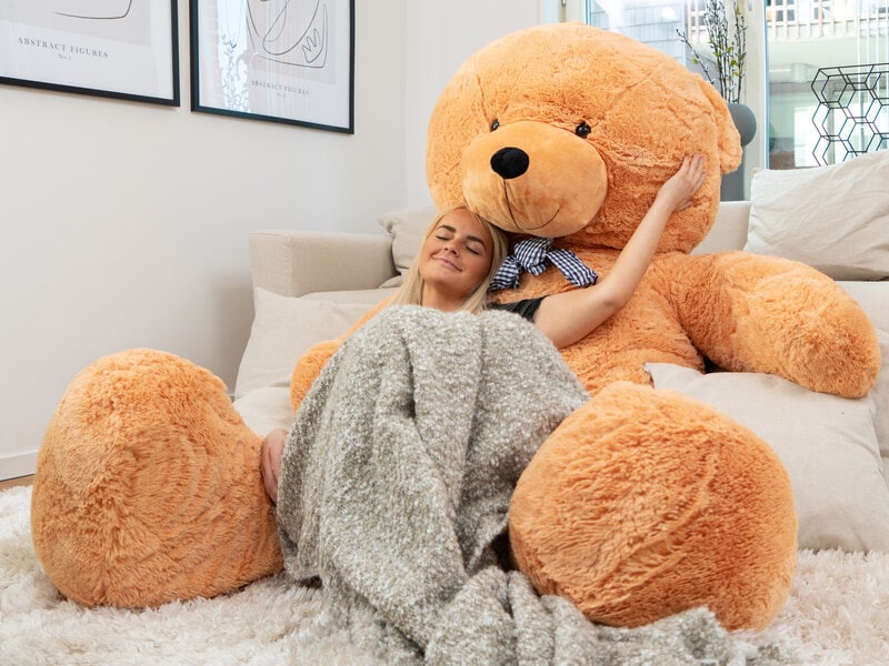 Beställ en bamsestor nalle hos Coolstuff! Gigantisk nalle (mått 217 x 135 x 45 cm). För dig som vill ge en STOR bamsekram!