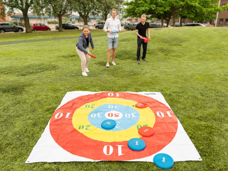 Spela frisbee-dart med dina vänner! Frisbee-dartspel. Stor måltavla 2 x 2 meter läggs på marken. Sex stycken frisbees ingår, två olika färger. Spelregler medföljer.