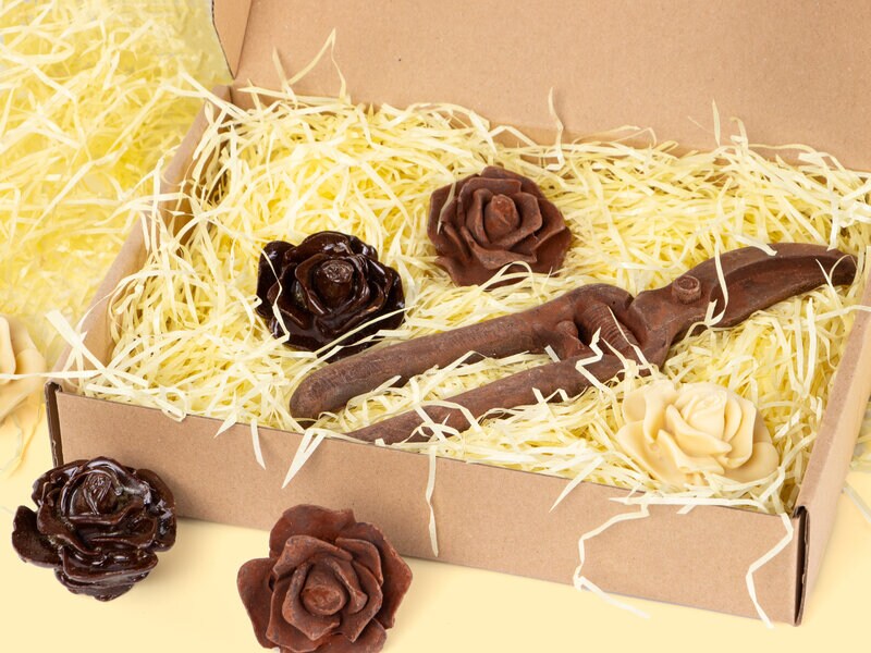 Chokoladeæske med sekatør og roser thumbnail