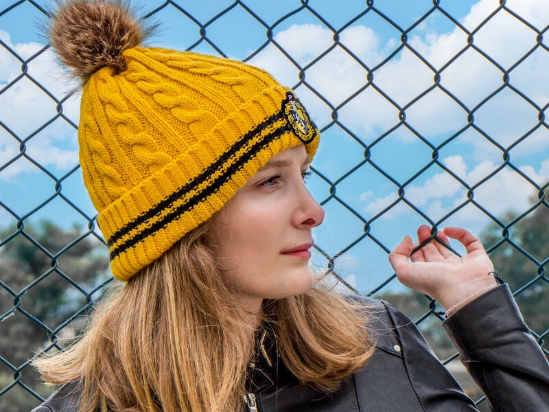 Läs mer om Harry Potter mössa med pompom - Hufflepuff