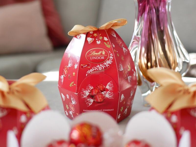 Rött påskägg i papp, fyllt med röda Lindor chokladkulor. När ägget vecklas ut får du en fin pappskål att sätta på bordet.