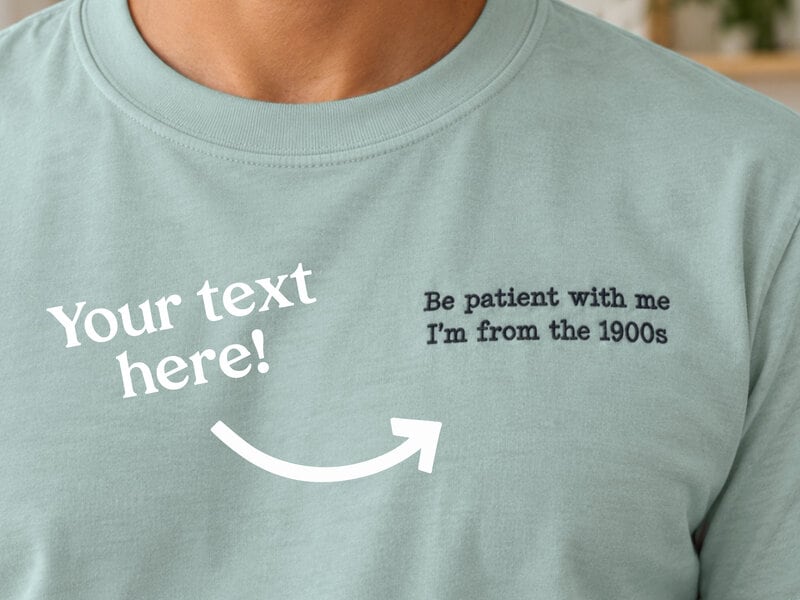 Premium T-shirt med personligt broderet tekst