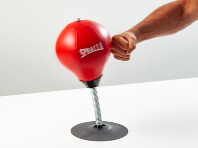 Spralla bokseball til skrivebordet