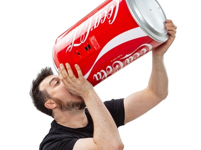 Dosen Cocacola In Kühlschrank Stockfoto und mehr Bilder von Kühlschrank -  Kühlschrank, Cola, Regal - iStock