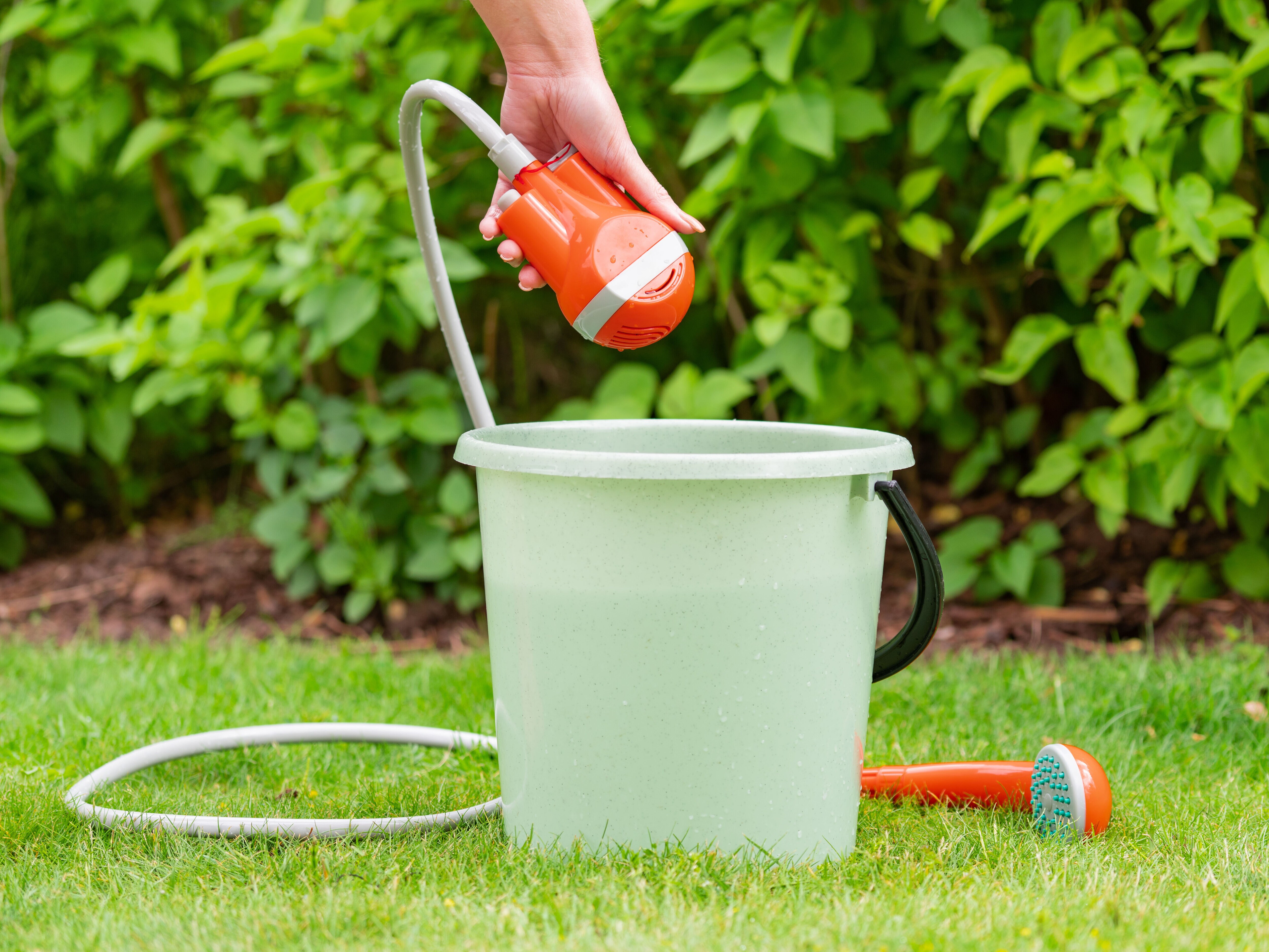 Suihku ladattavalla pumpulla