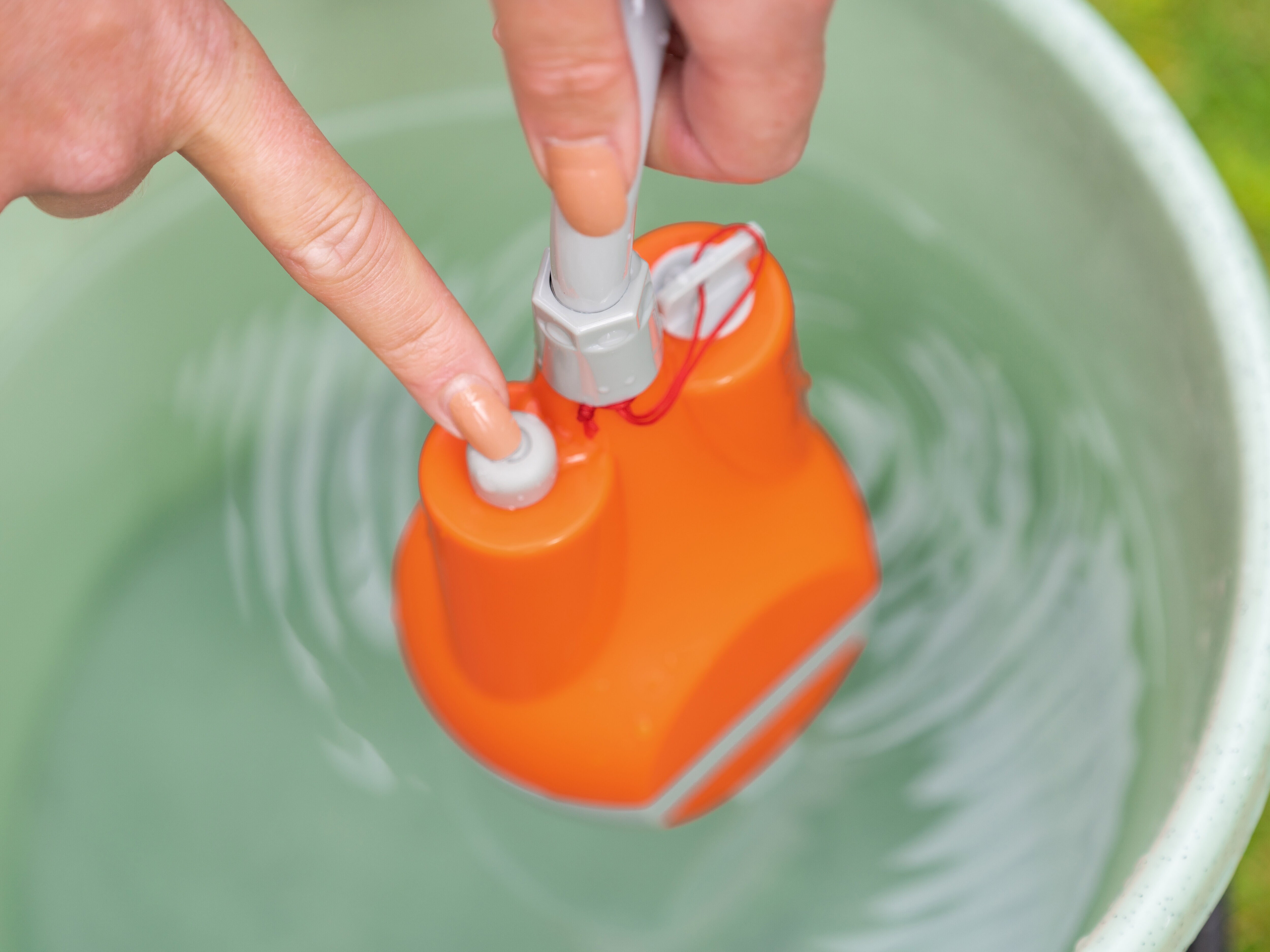 Kannettava retkisuihku ladattavalla pumpulla