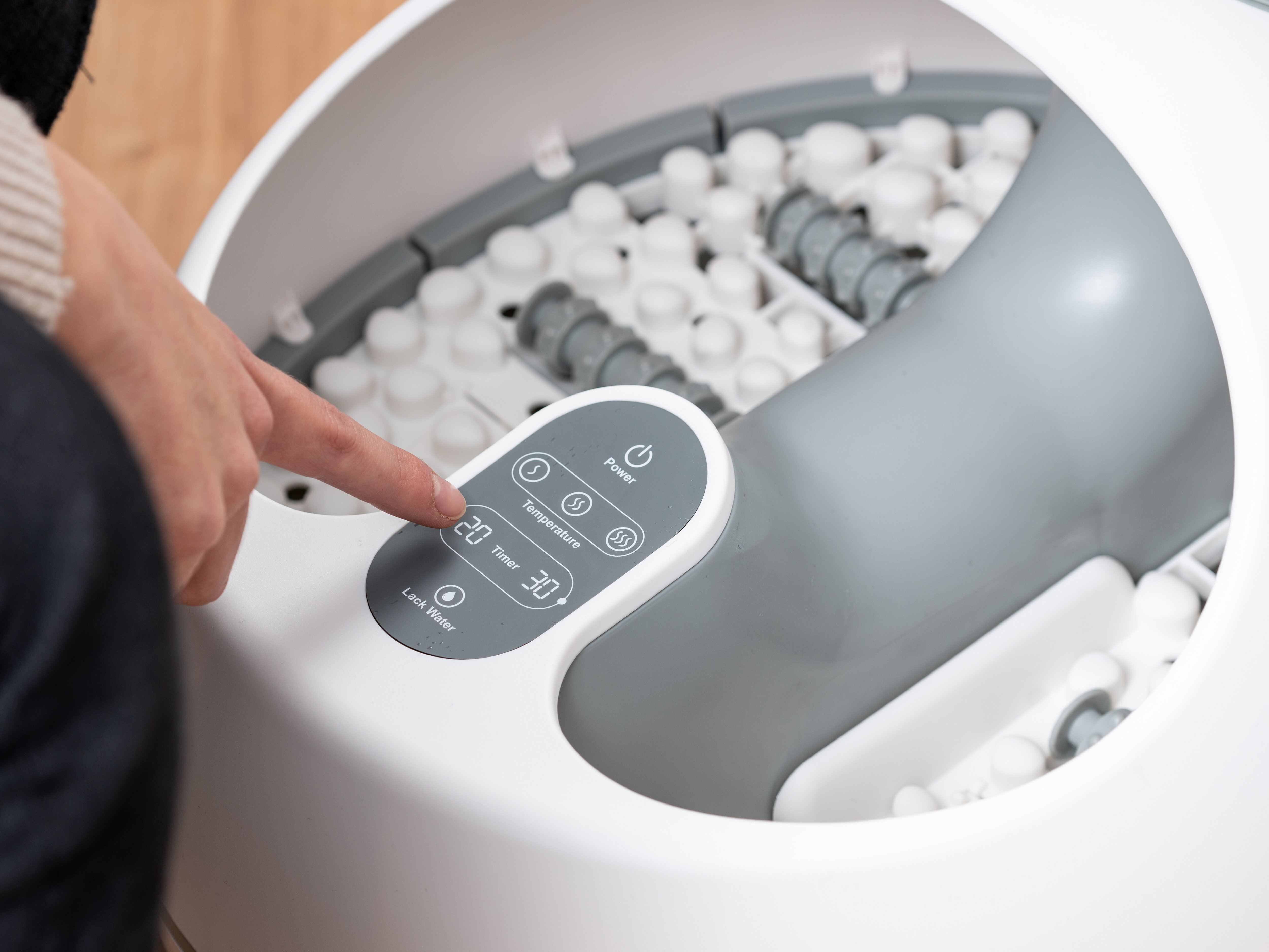 Jalkakylpy hieronnalla