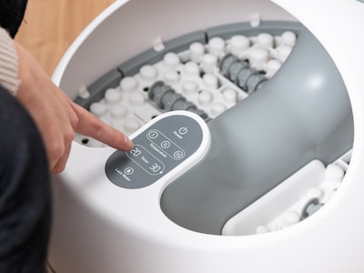 Jalkakylpy hieronnalla