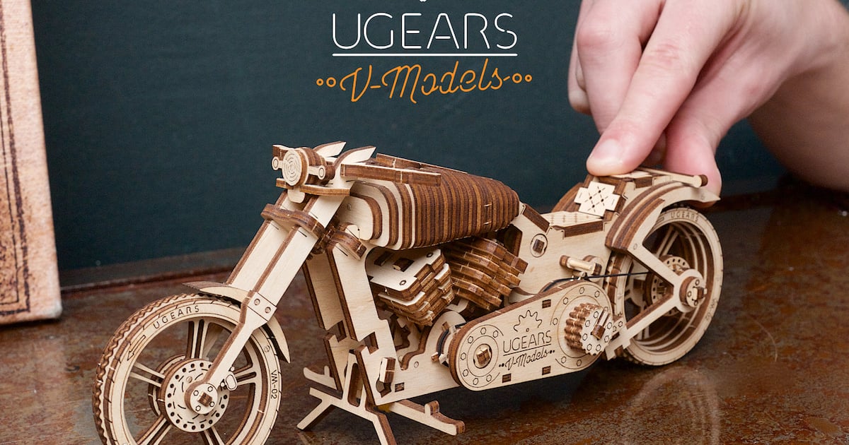 Ugears mekanisk 3D puslespil i træ som motorcykelmodel