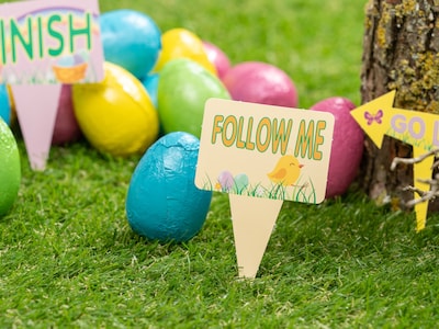 Ostereiersuche mit Ostereiern und Wegweisern