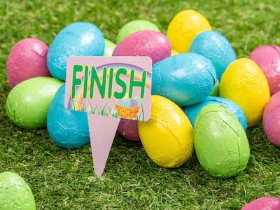 Set Ostereiersuche mit Ostereiern und Wegweisern