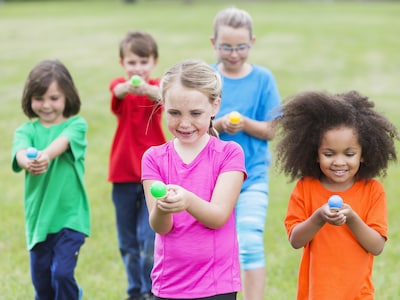 kindergeburtstag garten spiele