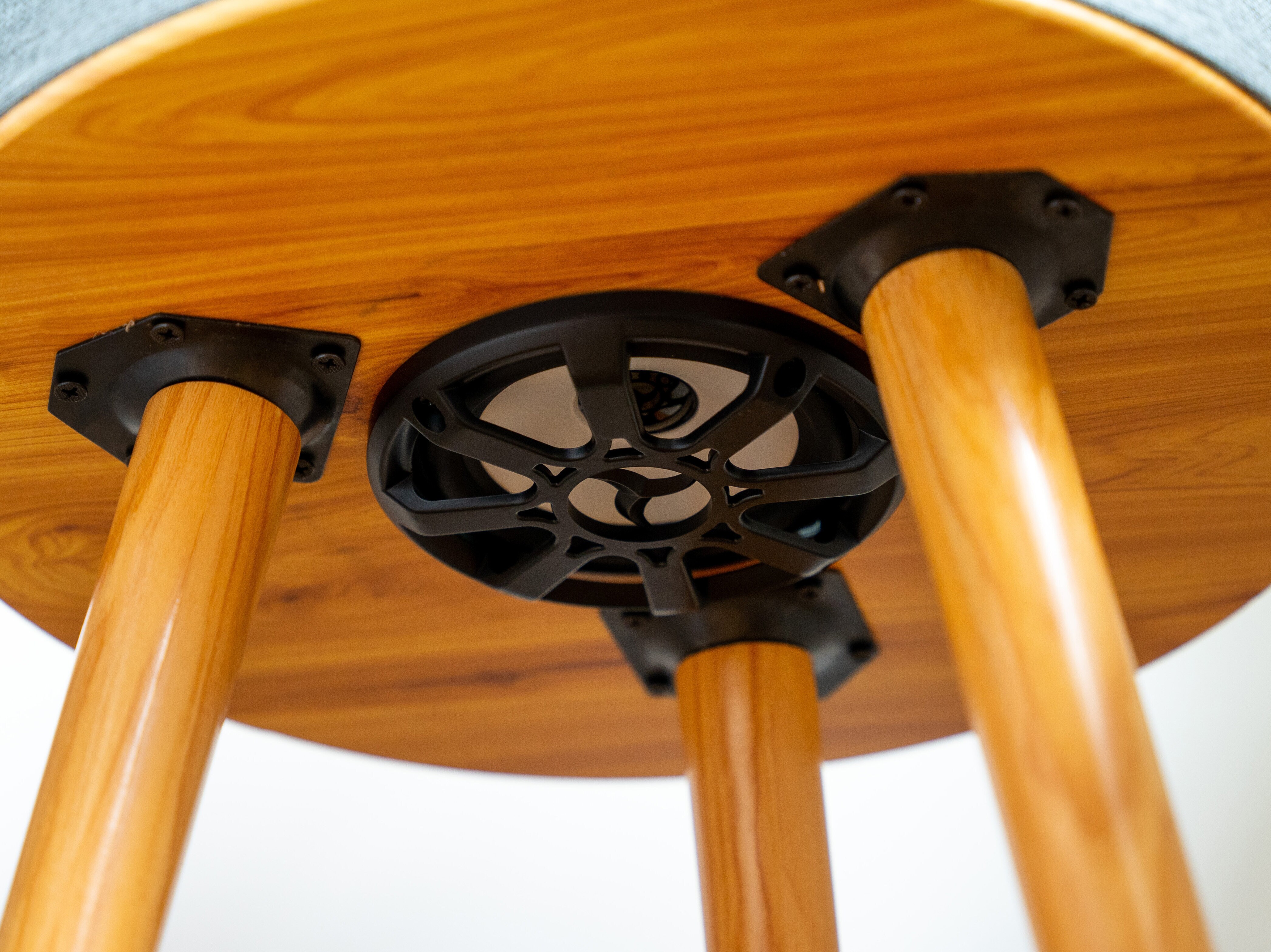 bord med høyttaler og lading