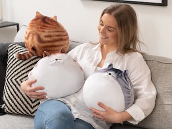 Rund kattkudde i form av en tjock katt.