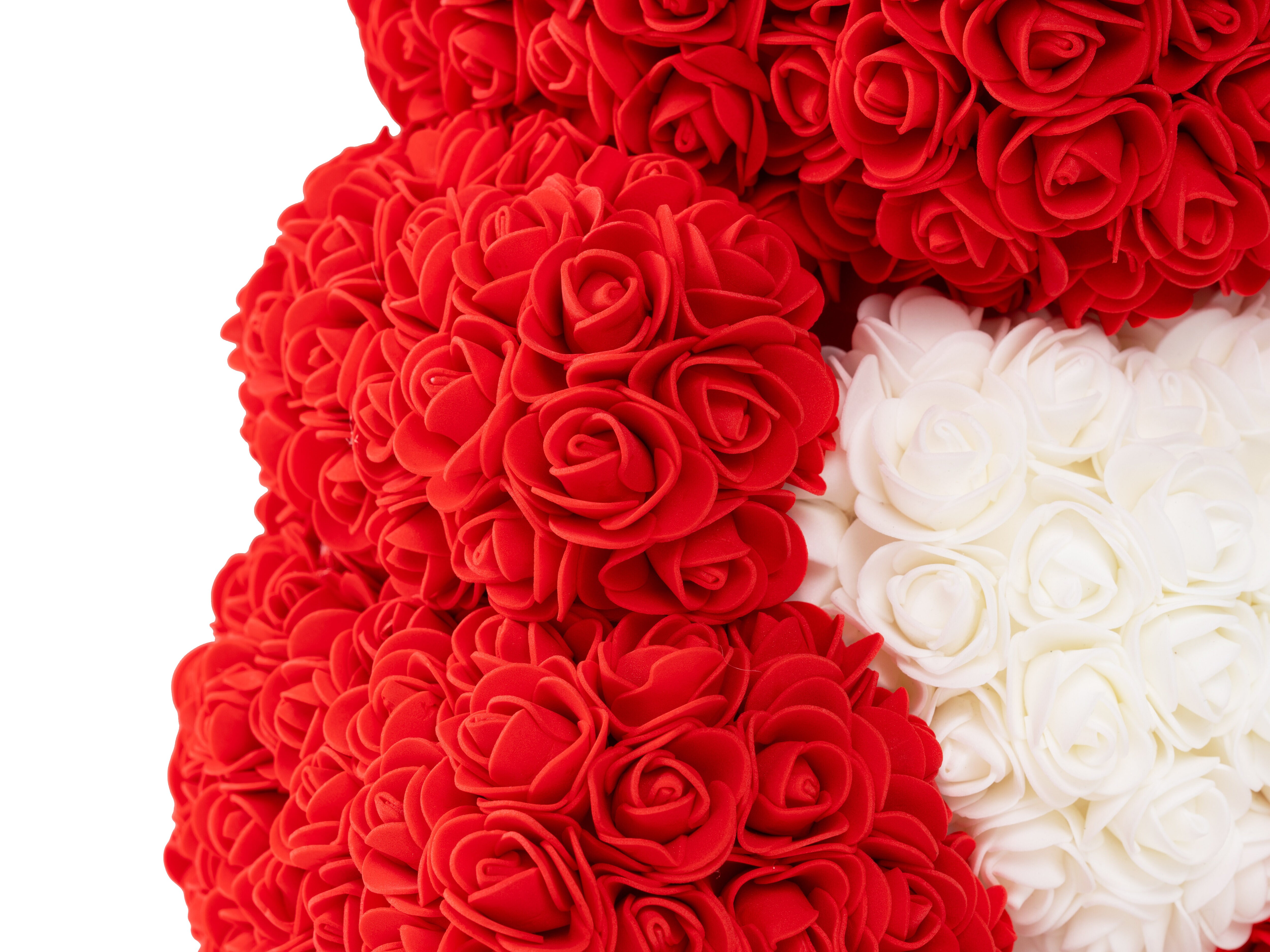 Nalle täckt av rosor