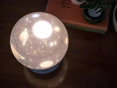 natlampe med højtaler