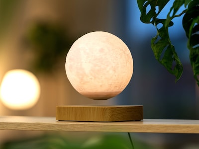 svævende månelampe