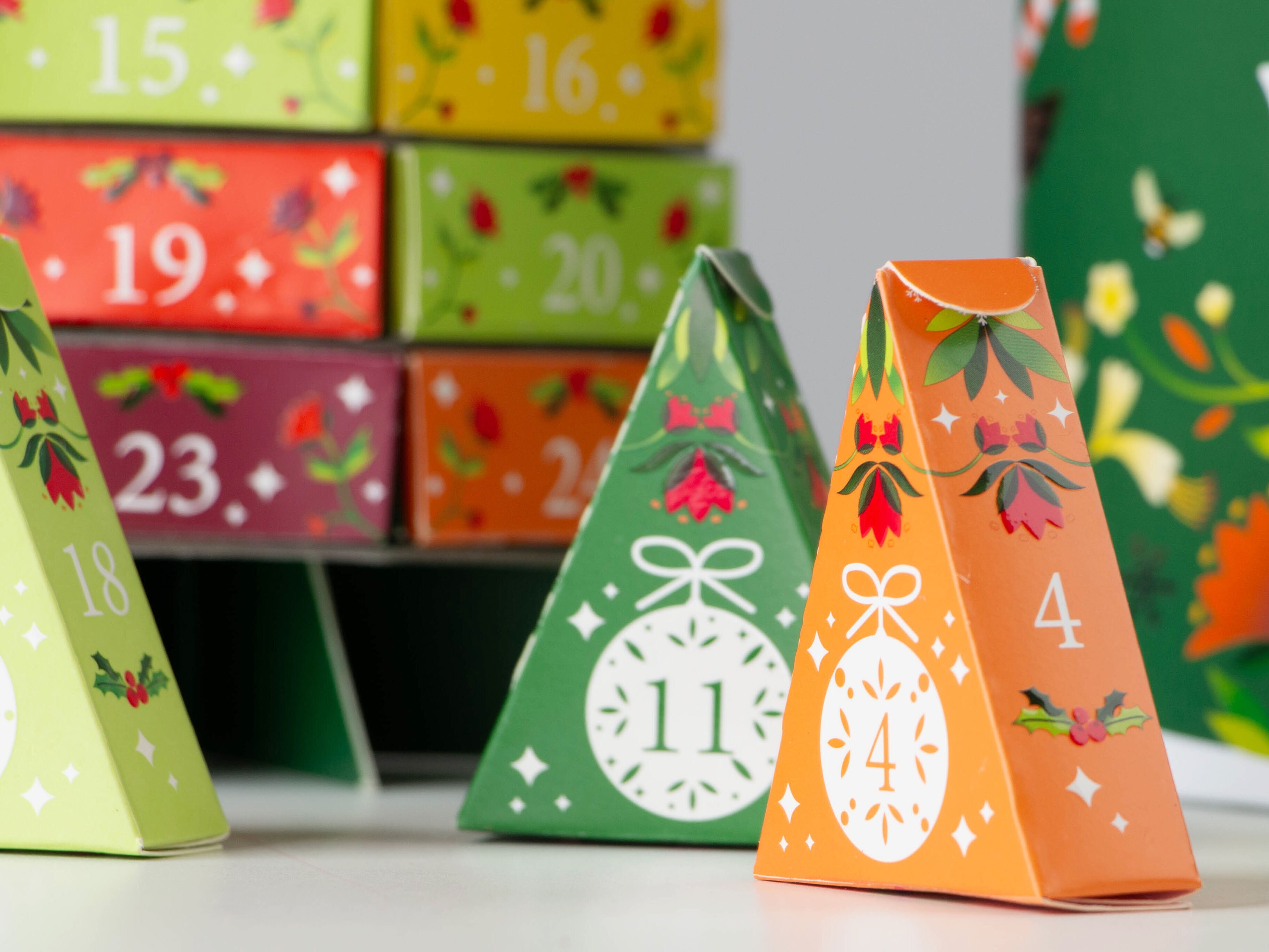 English Tea Shop Christmas Tree Tejulekalender