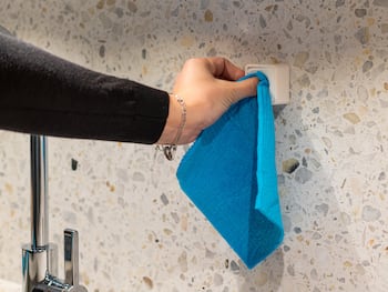 Itsekiinnittyvä Pyyheripustin