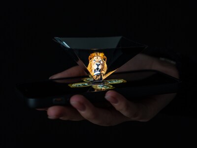 lav et hologram med mobilen
