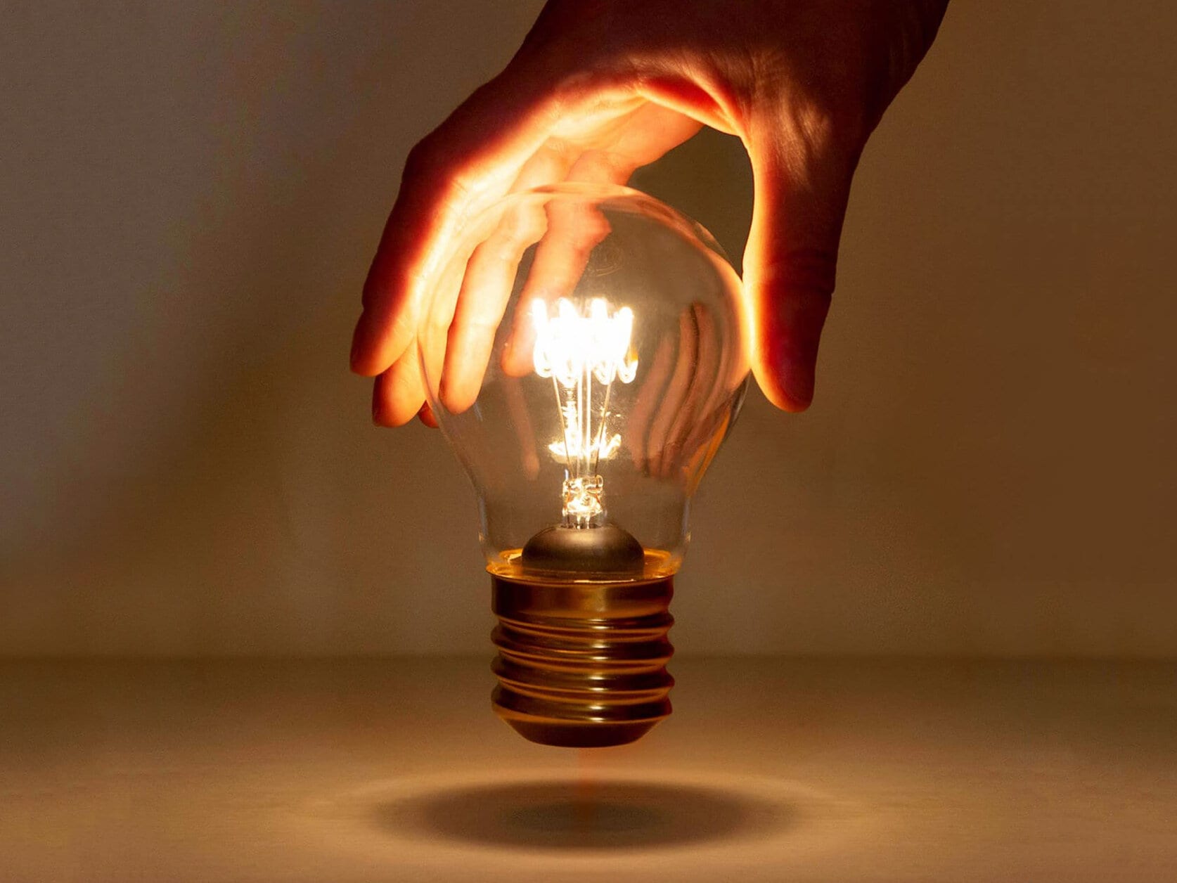 Johdoton Hehkulamppu