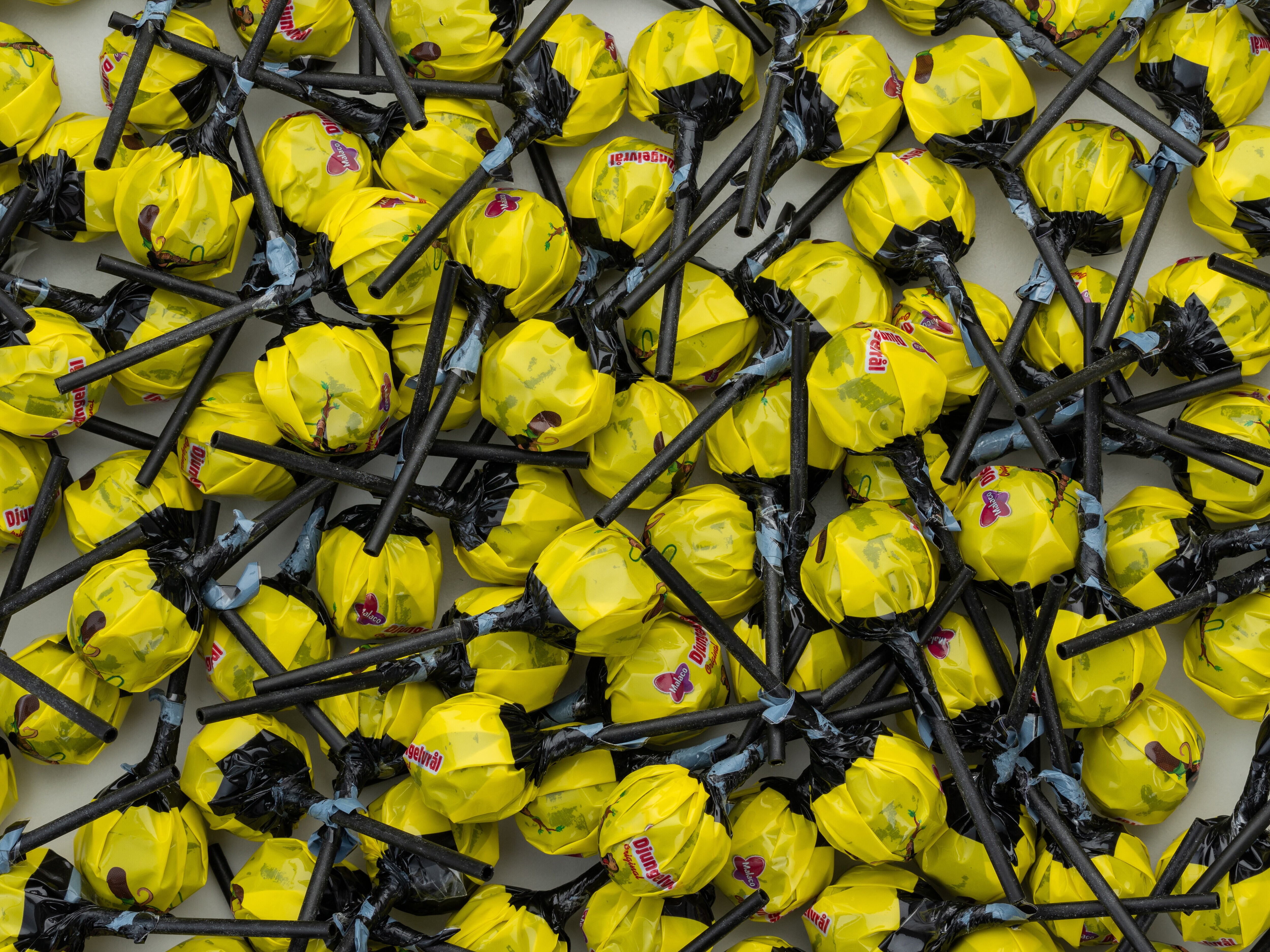 bland-selv slik i kasser