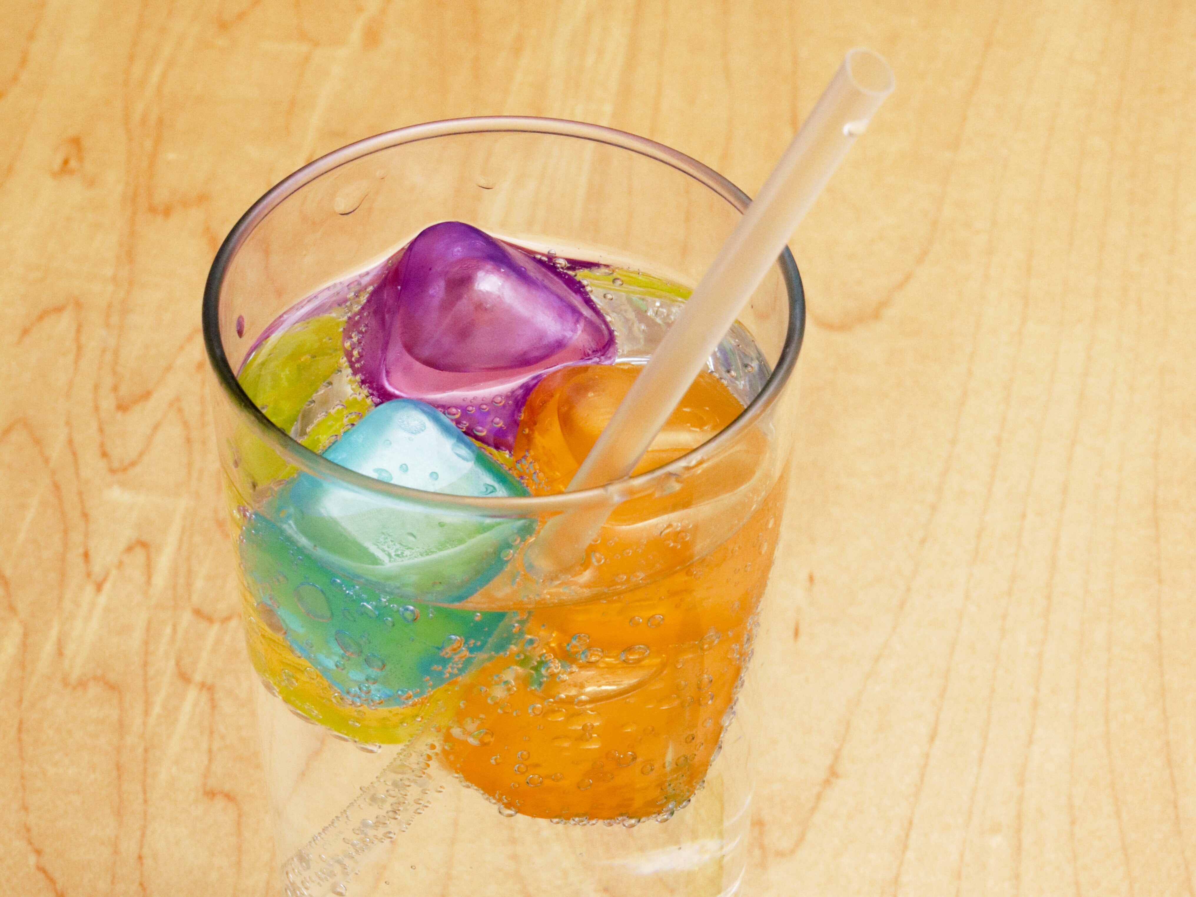 Gjenbrukbare isbiter - fargerik