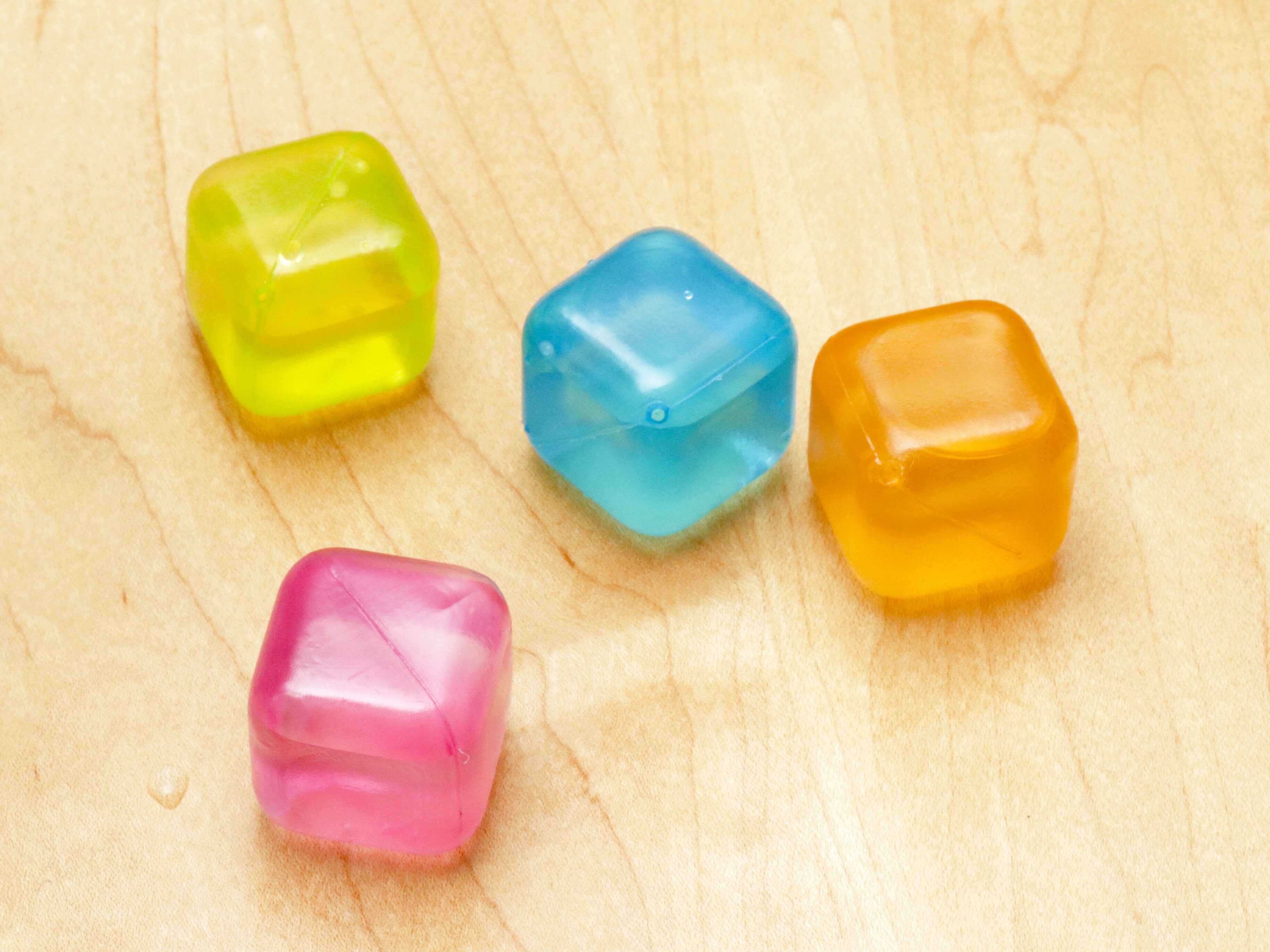 Gjenbrukbare isbiter - fargerik