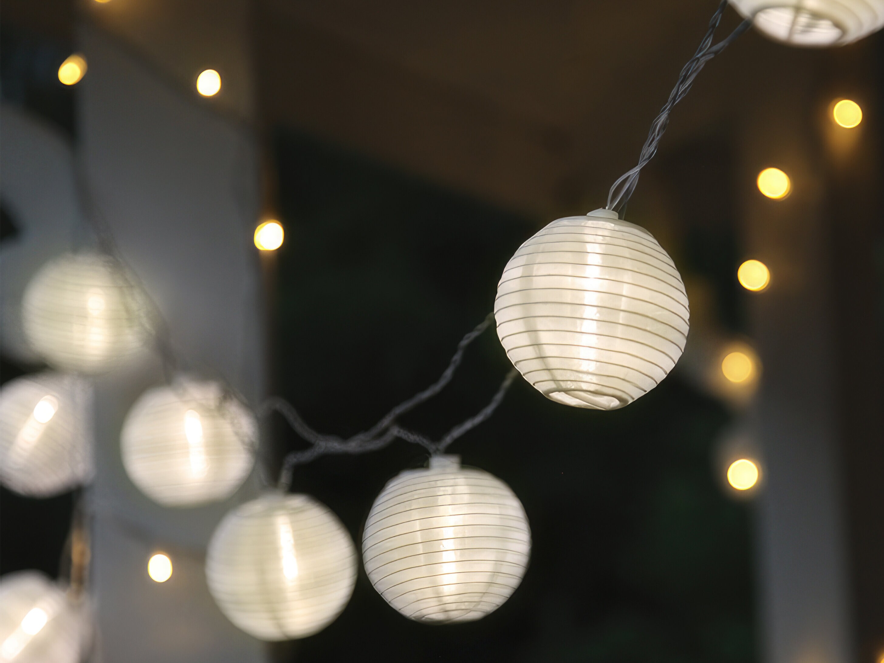 Lichterkette mit Stofflaternen - Weiß