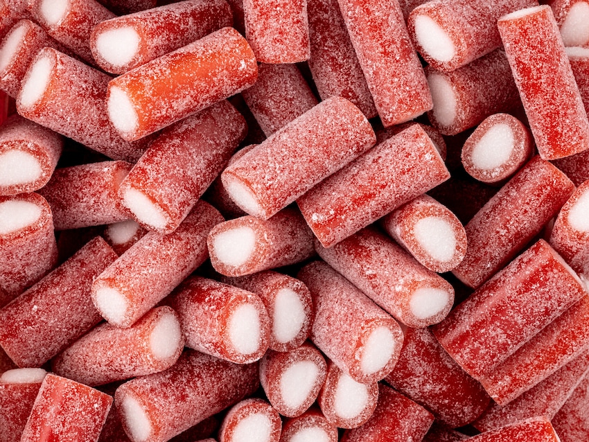 Sur Jordgubbsbit Lösgodis 1,9 kg | Coolstuff.se