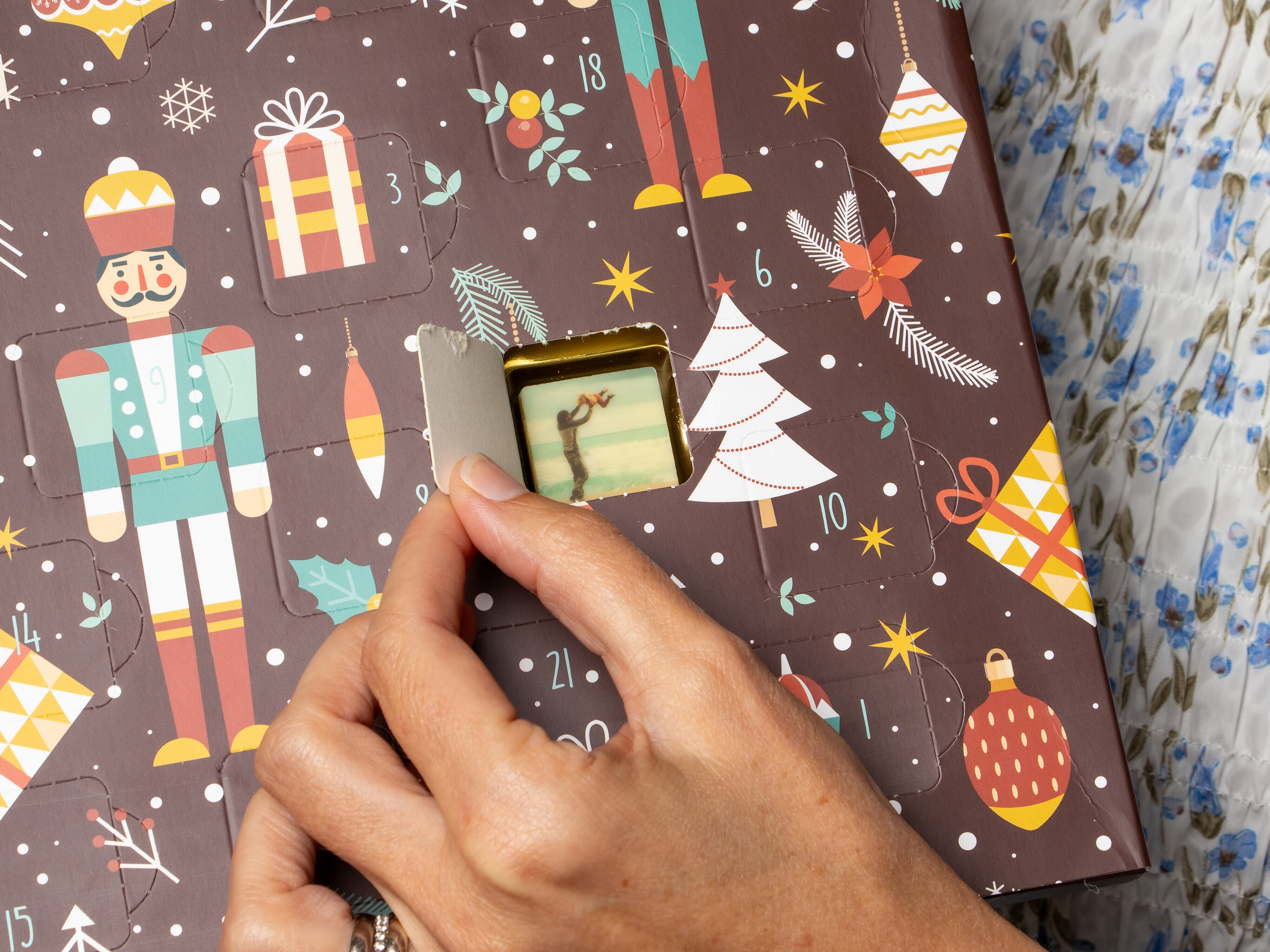 Suklaakalenteri 24 omalla kuvalla