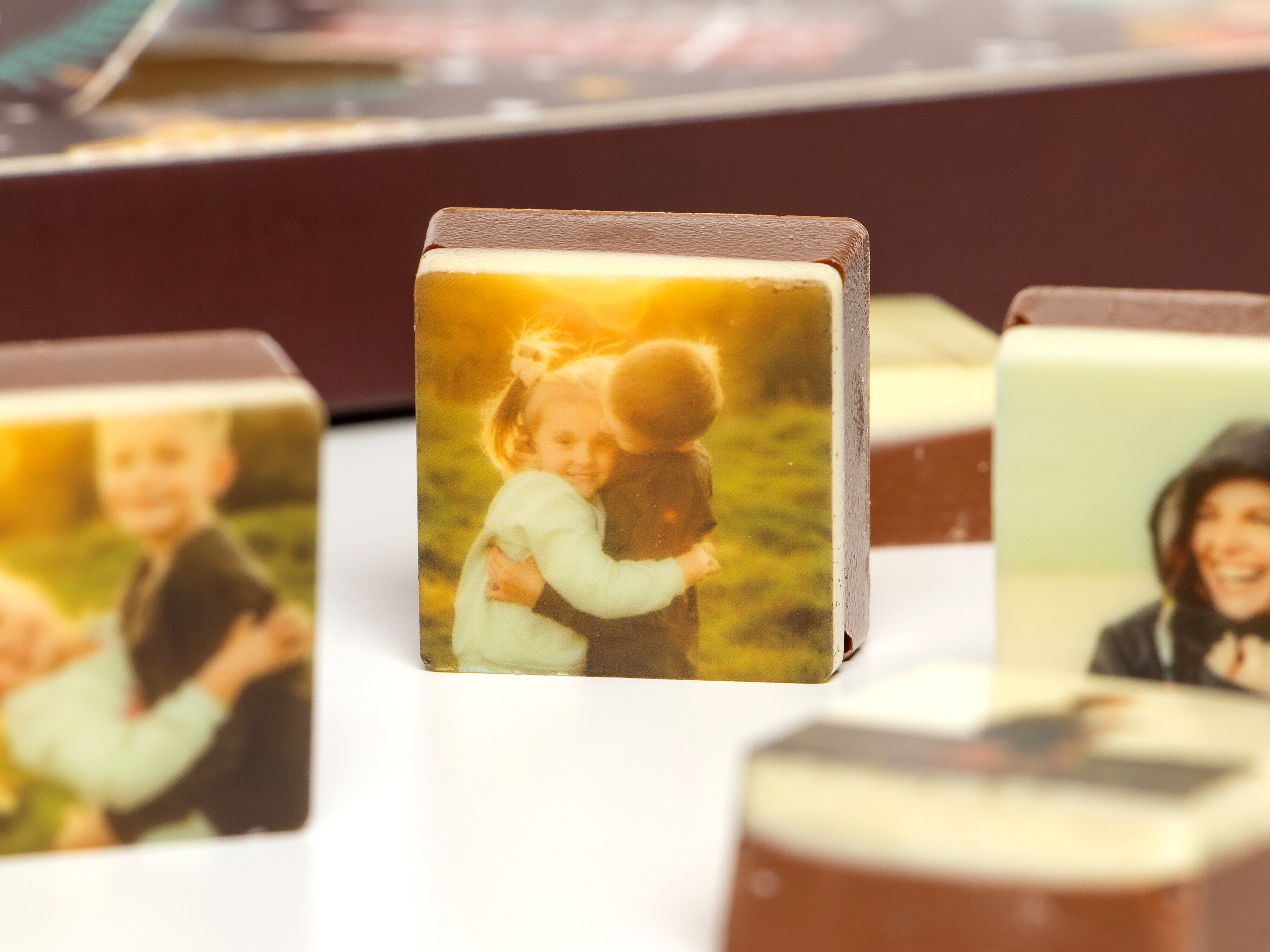 Suklaakalenteri 24 omalla kuvalla