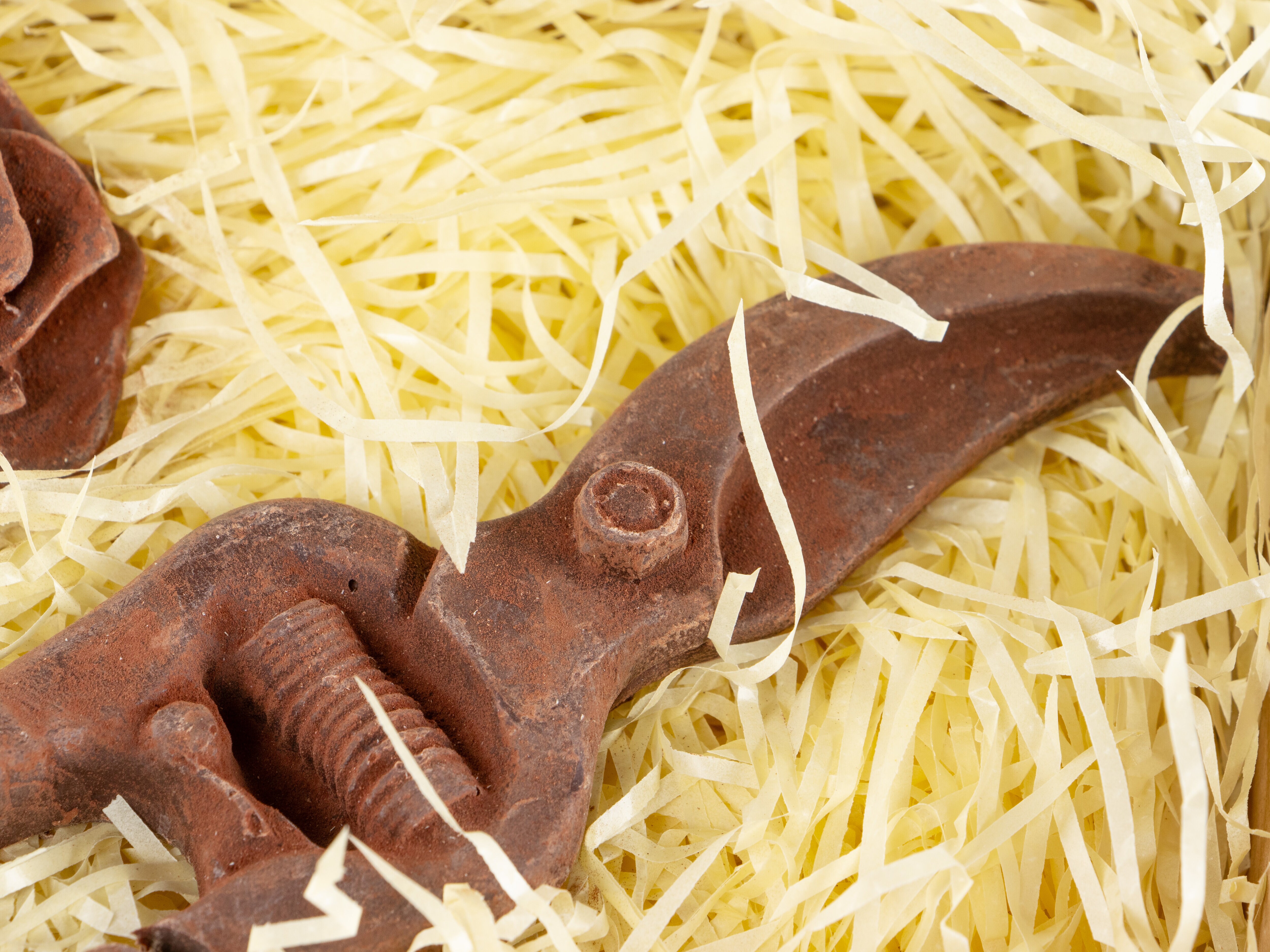 Sjokoladeeske med sekatør og roser