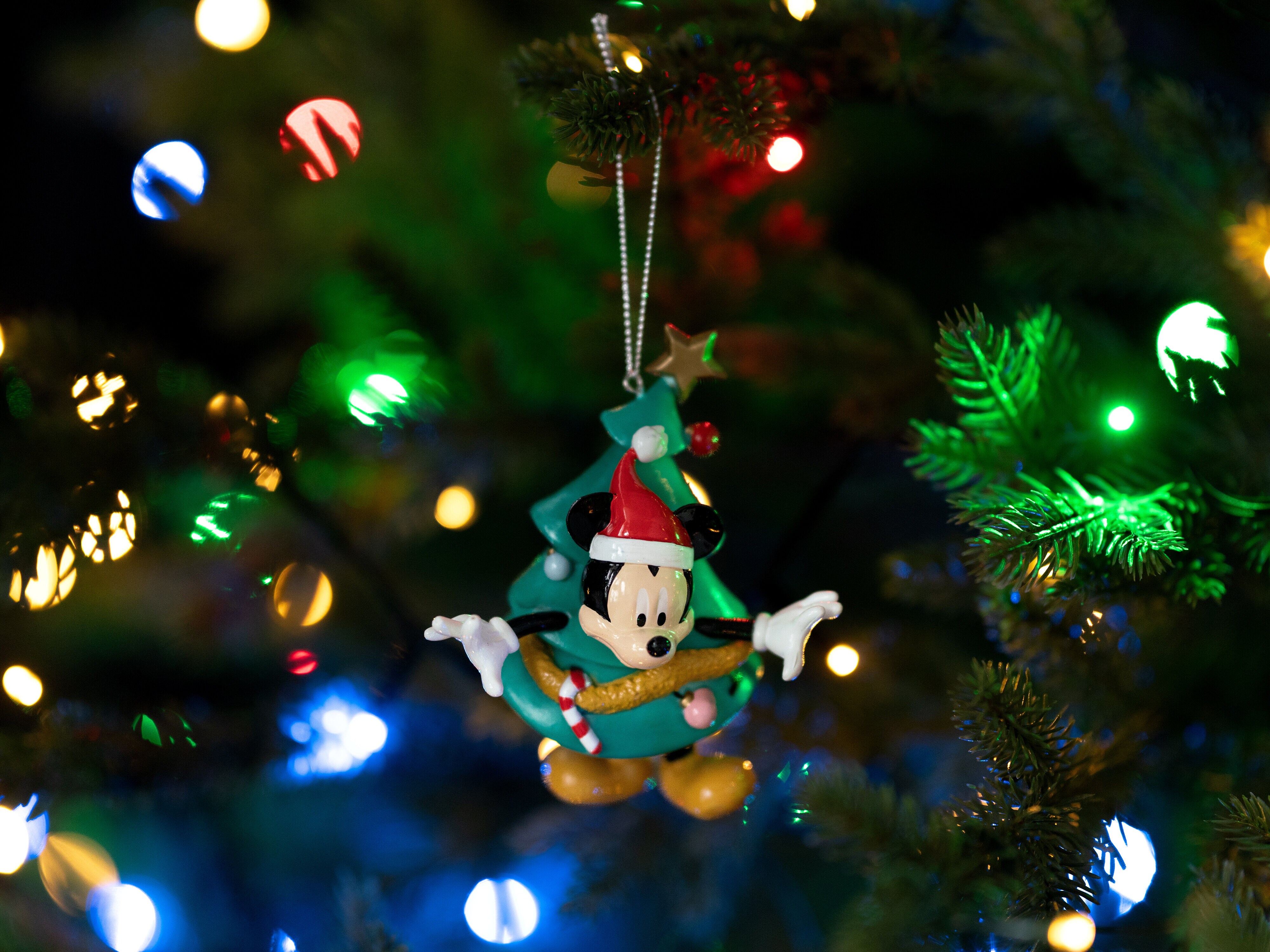 Weihnachtsbaumschmuck Micky Maus im Weihnachtsbaum