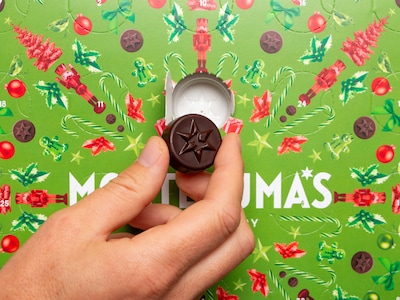 Montezuma Chokoladejulekalender med Vegansk Mørk Chokolade