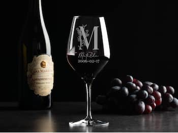 Personlig rødvinglass med gravering - Bokstav, Navn & Dato