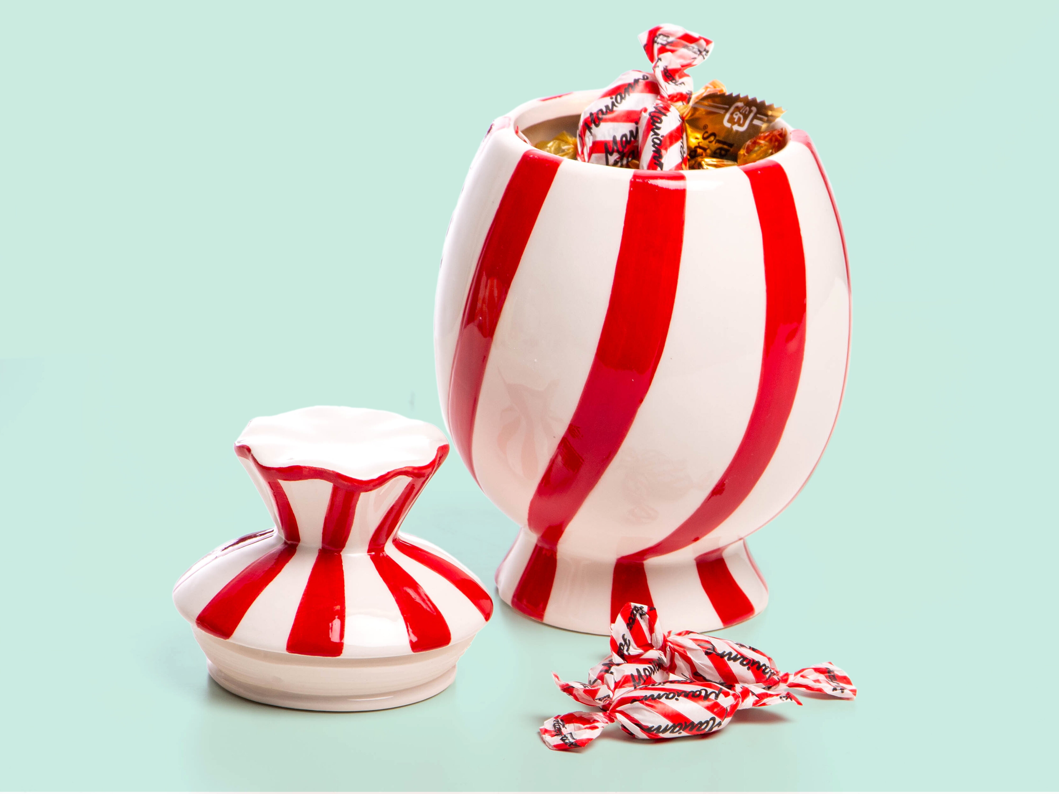 Rød- og hvitstripet karamellkrukke