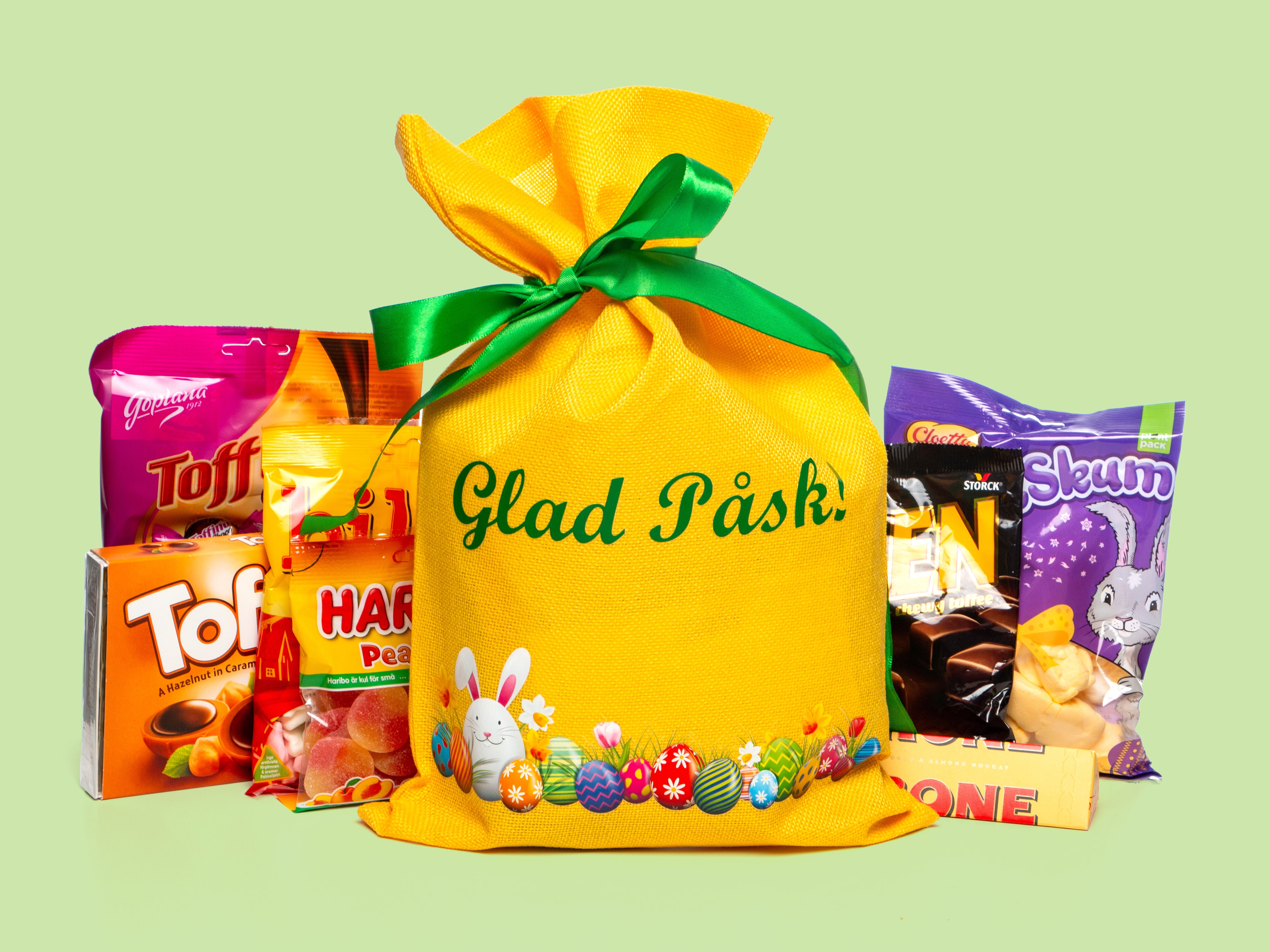 Gul påskesekk med godteri