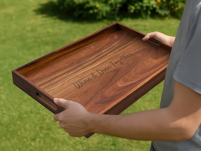 Tarjoilualusta Puuta Kaiverruksella