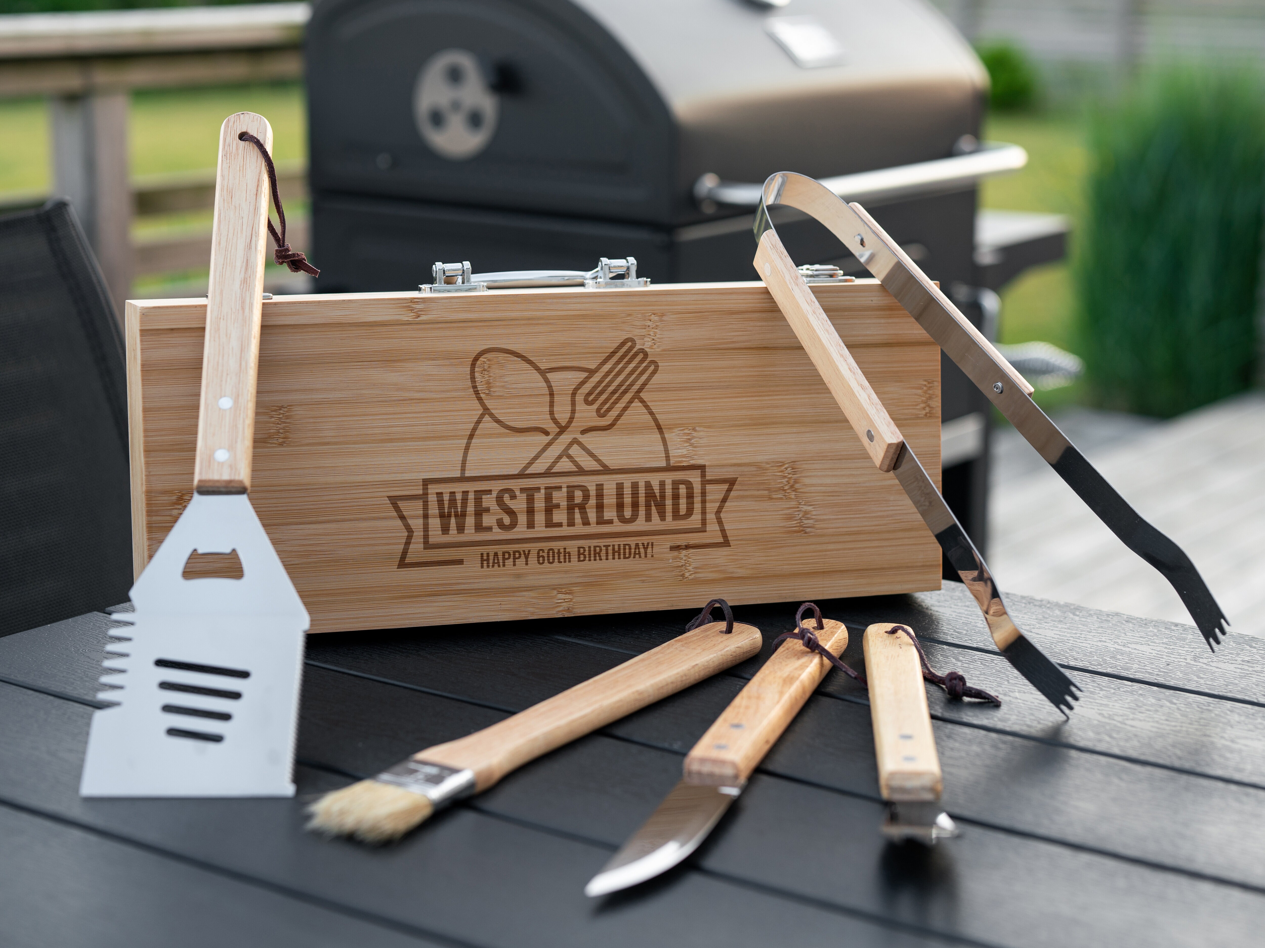 Grillverktyg i Trälåda med Gravyr - 5 Delar