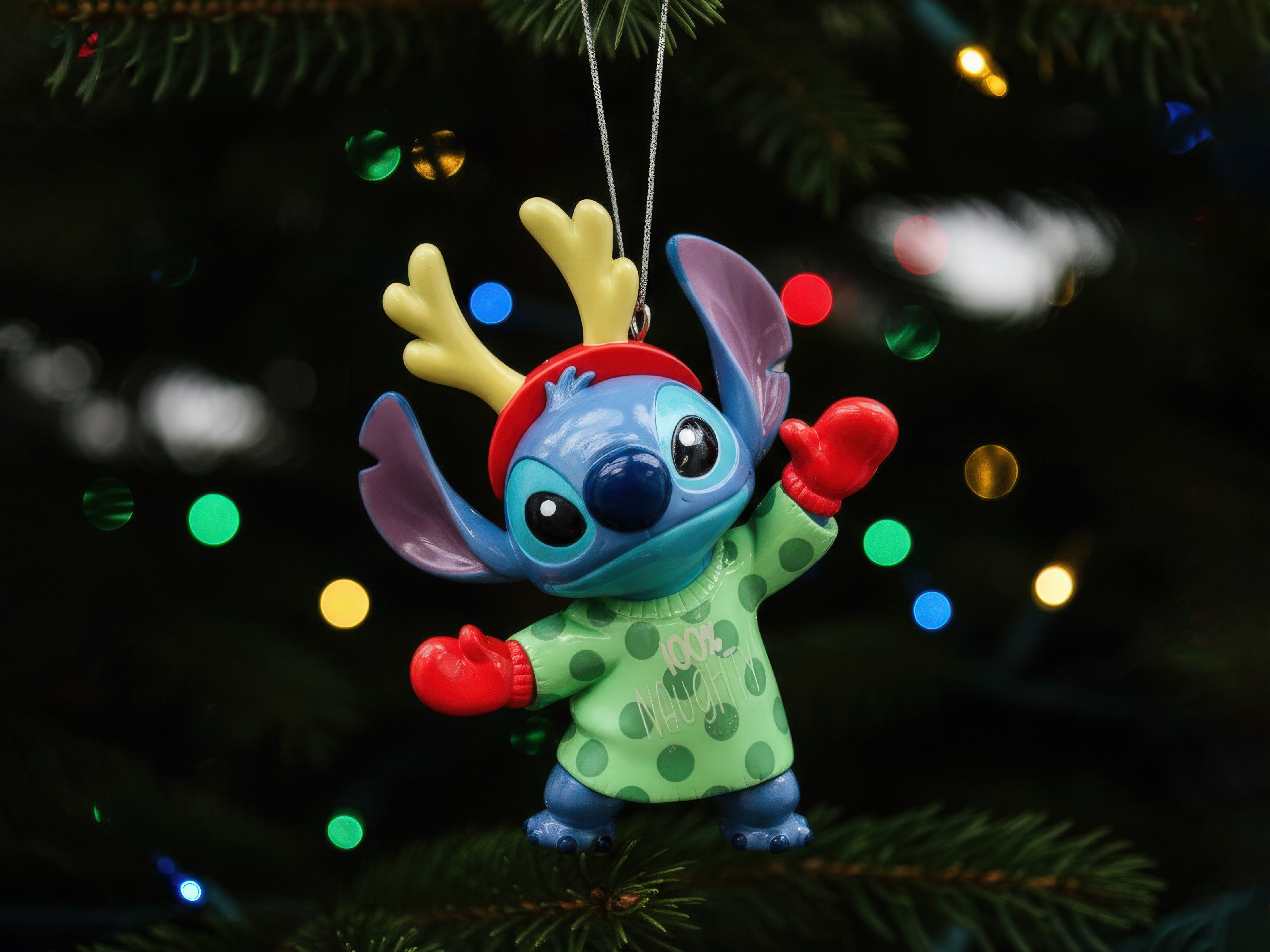 Joulukuusenkoriste Stitch Paidassa