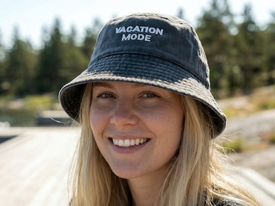 Bucket hat med broderi - egen tekst