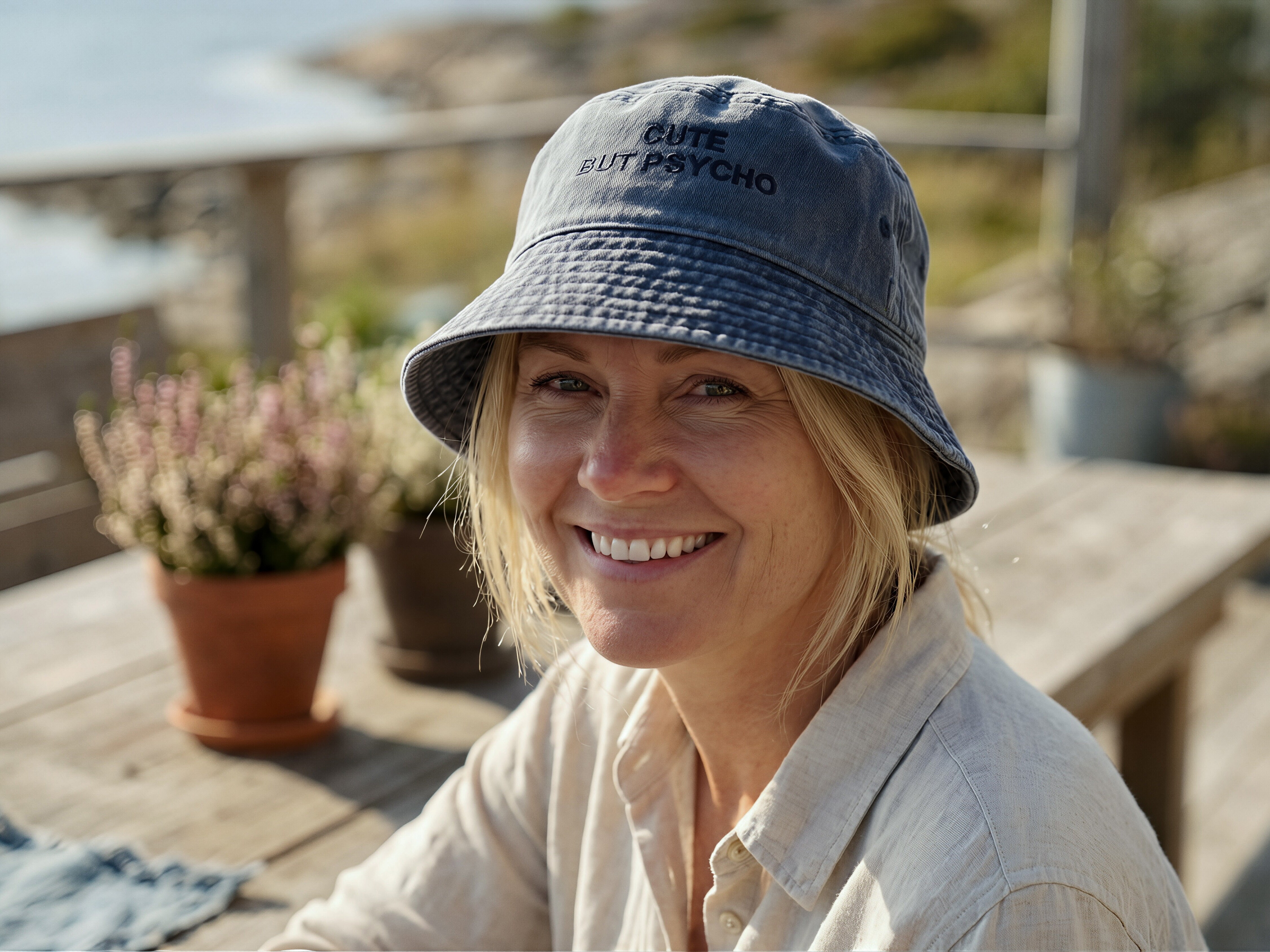 Bucket hat med broderi - egen tekst