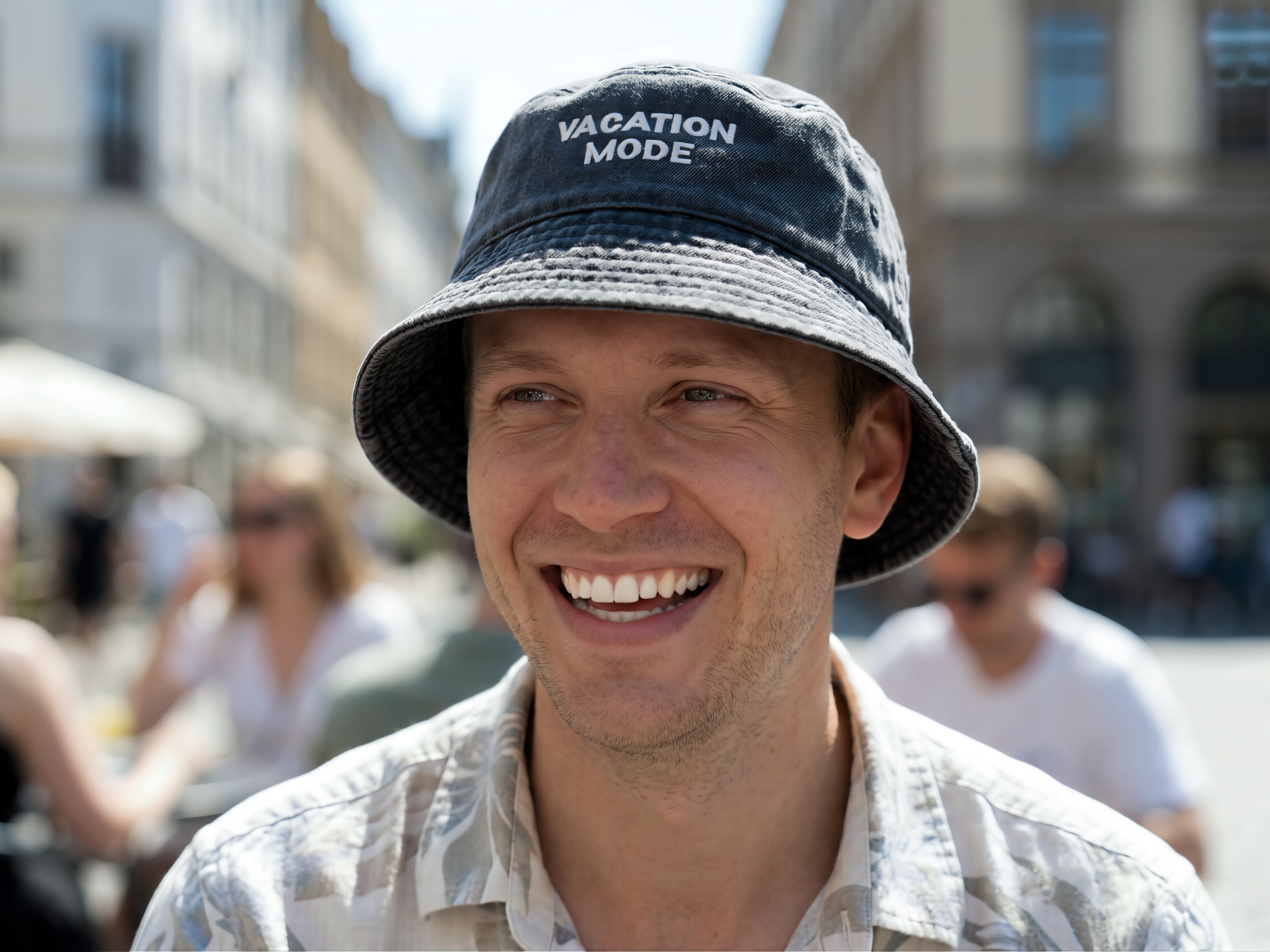 Bucket hat med broderi - egen tekst