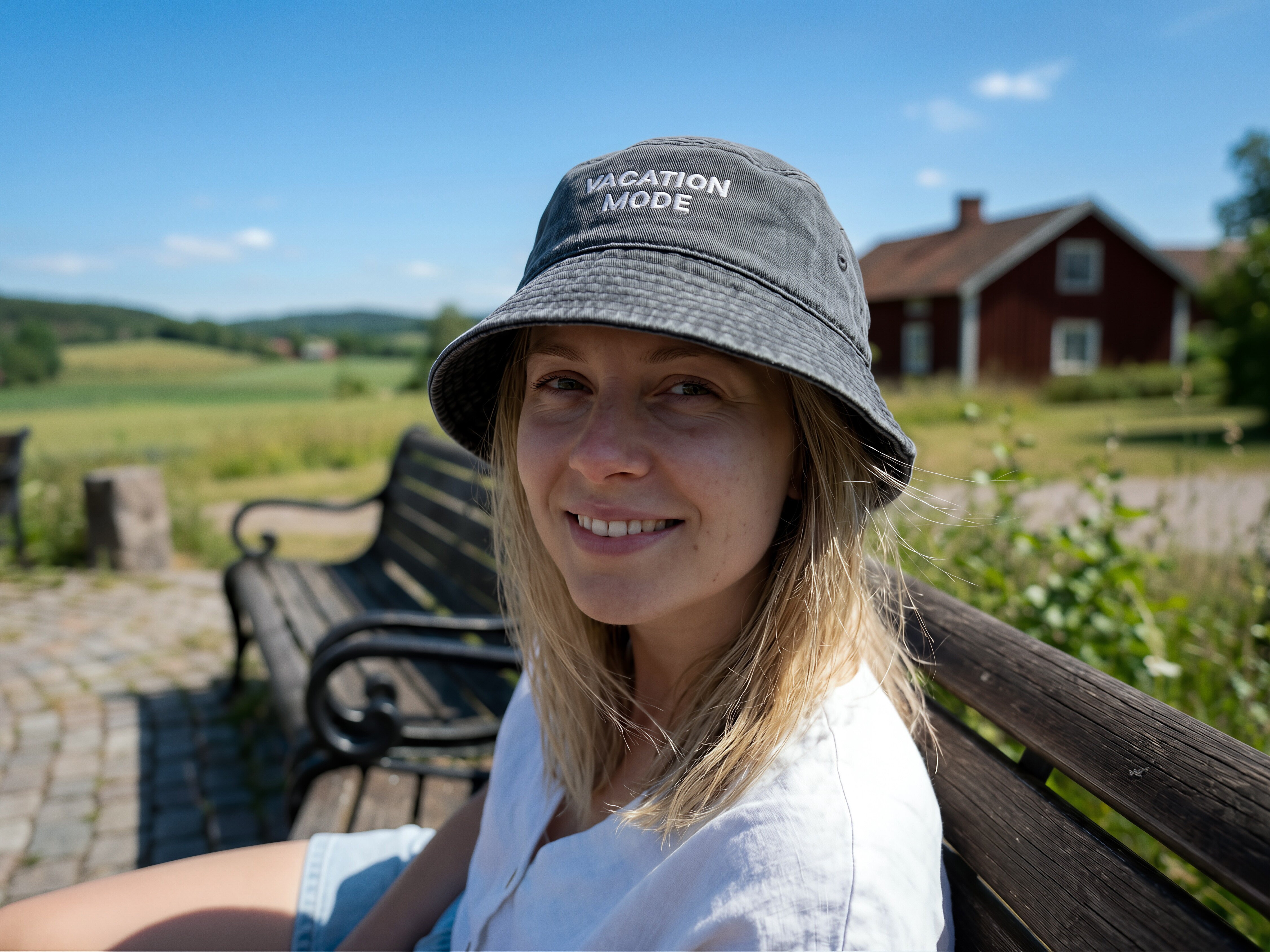 Bucket hat med broderi - egen tekst