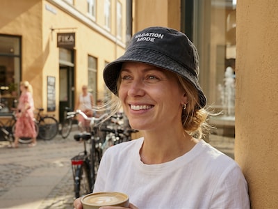 Bucket hat med broderi - egen tekst